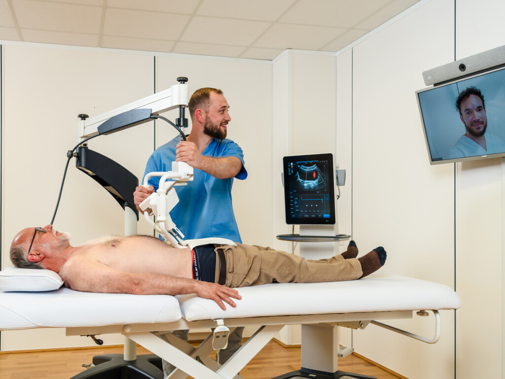 Examen échographique réalisé avec assistance locale et supervision médicale à distance